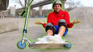 S'ATTACHER LES PIEDS À UNE TROTTINETTE !!