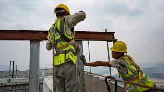 GLOBALink | "Spidermen" on top of a city