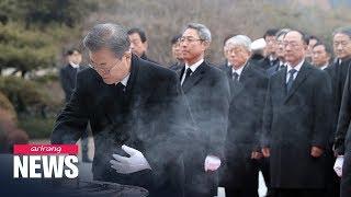 President Moon pays tribute to patriots buried at Seoul National Cemetery