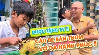 Niềm Vui Bất Ngờ #44: Cậu bé bán thơm quê Trà Cú không tin sẽ được Color Man tặng món quà mơ ước !