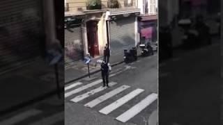 UN AGENT DE POLICE DANSE EN PLEINE RUE DE PARIS PENDANT LE CONFINEMENT #coronavirus #covid19