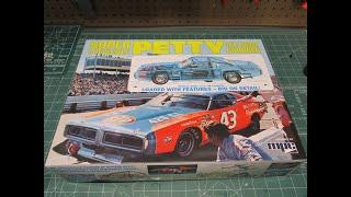 Richard Petty 1973 Dodge Charger 426 Hemi #43 Stock Car NASCAR 1/16 Scale Model Kit Review Unboxing