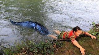 Top 10 video: Ethnic girl catching fish