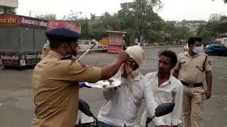 आया-आया शिकार आया... Police welcoming people who came out during lockdown