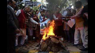 Delhi BJP burns AAP's Manifesto at Jantar Mantar | Delhi Assembly Elections